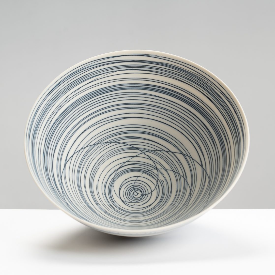 AT488Y479 Rounded Bowl Blue Lines